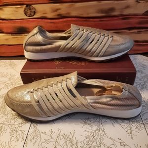 Stretchy strappy gold shoes sz 7 e-collection slipon metallic